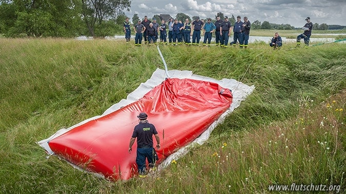 Foto © by Flutschutz Flutschutz, Sandsackersatzsysteme Hochwasserschutz, Quellkaden, Schlauchlastfilter, Auflastfilter, Deichverteidigung, Grundbruch, Böschungsbruch, Deiche, Sickerwasseraustritt