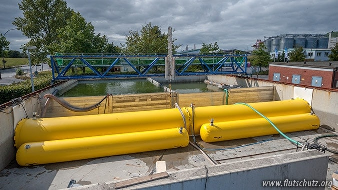 Foto © by Flutschutz Flutschutz, Sandsackersatzsysteme Hochwasserschutz, Quellkaden, Schlauchlastfilter, Auflastfilter, Deichverteidigung, Grundbruch, Böschungsbruch, Deiche, Sickerwasseraustritt
