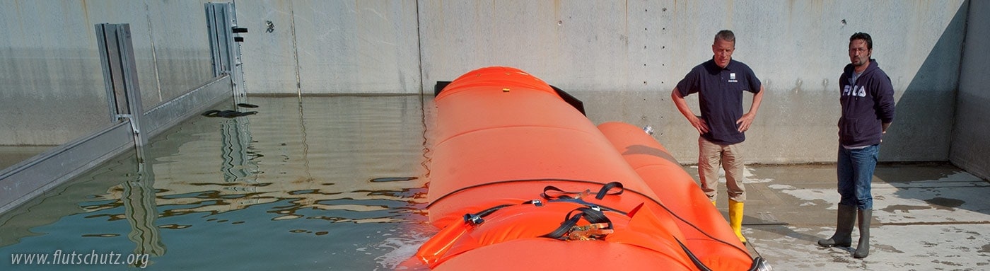 Foto © by Flutschutz Flutschutz, Sandsackersatzsysteme Hochwasserschutz, Quellkaden, Schlauchlastfilter, Auflastfilter, Deichverteidigung, Grundbruch, Böschungsbruch, Deiche, Sickerwasseraustritt