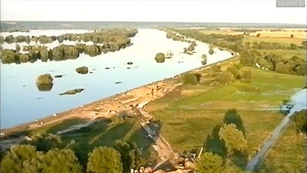 Foto © by Aquadot Flutschutz, Sandsackersatzsysteme Hochwasserschutz, Quellkaden, Schlauchlastfilter, Auflastfilter, Deichverteidigung, Grundbruch, Böschungsbruch, Deiche, Sickerwasseraustritt