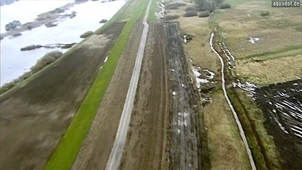 Foto © by Aquadot Flutschutz, Sandsackersatzsysteme Hochwasserschutz, Quellkaden, Schlauchlastfilter, Auflastfilter, Deichverteidigung, Grundbruch, Böschungsbruch, Deiche, Sickerwasseraustritt