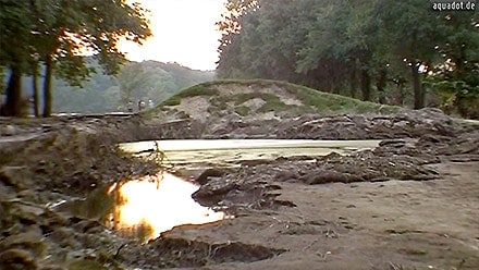 Foto © by Aquadot Flutschutz, Sandsackersatzsysteme Hochwasserschutz, Quellkaden, Schlauchlastfilter, Auflastfilter, Deichverteidigung, Grundbruch, Böschungsbruch, Deiche, Sickerwasseraustritt